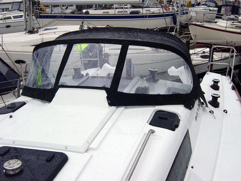 Elan 350 with console, Sprayhood