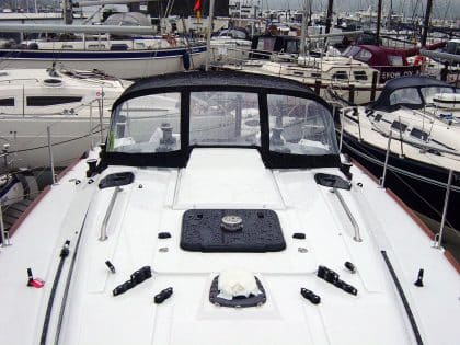 Elan 350 with console, Sprayhood