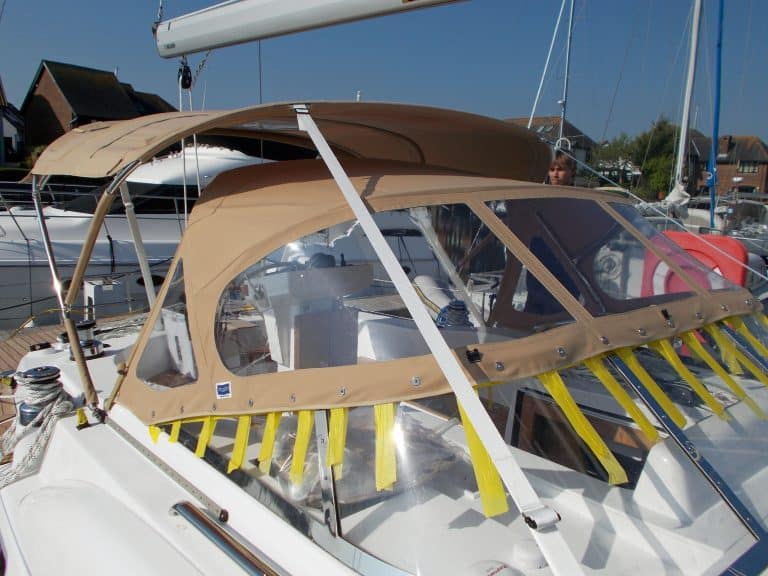 Discovery 435 Sprayhood