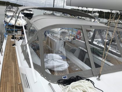 Beneteau Oceanis 51.1, model with NO ARCH, Bimini and zipped Sprayhood Connector front 1