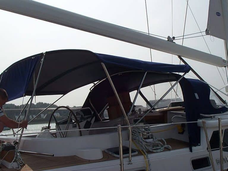 Discovery 55 Bimini with fwd telescopic bar