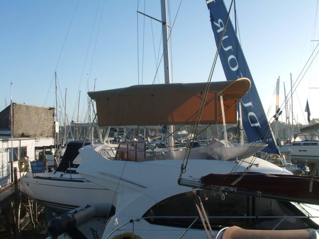 Beneteau Antares 30 Flybridge Bimini