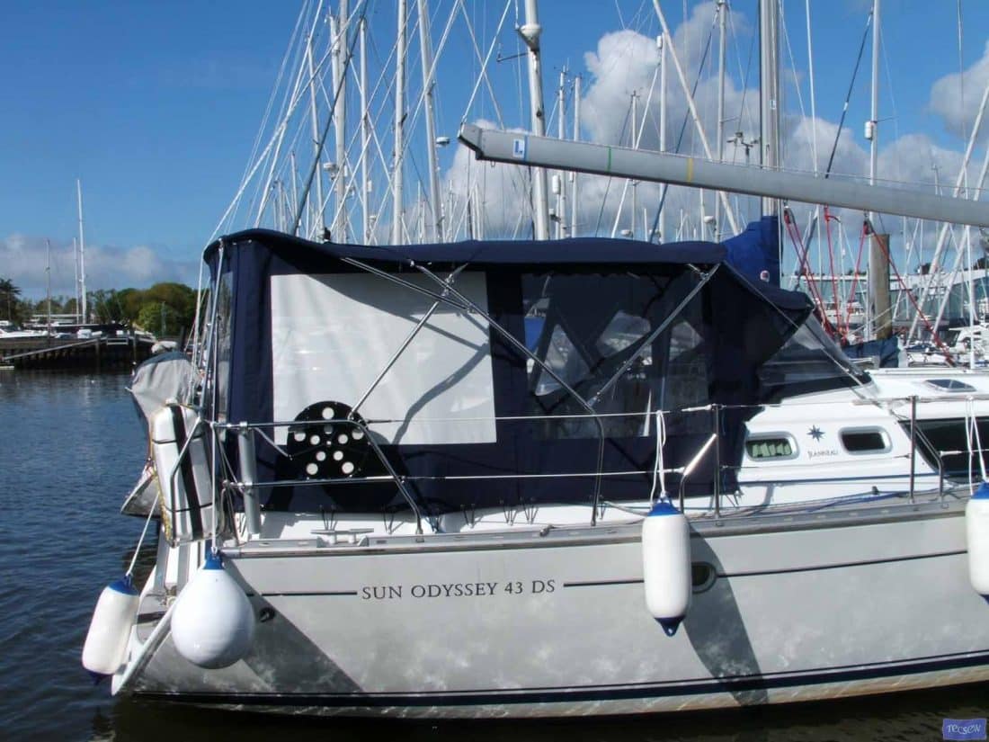 Optional interchangeable mesh side panels shown on a Jeanneau Sun Odyssey 43ds_2