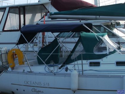 Beneteau Oceanis 323 Clipper bimini with stainless steel framework and marine-grade fabric for reliable shade and protection.