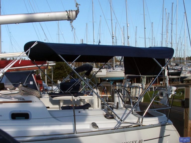 Jeanneau Sun Odyssey 40 Bimini, extends aft of the backstays_1