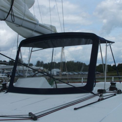 Lagoon 450 Flybridge Bimini and zipped front screen - Tecsew