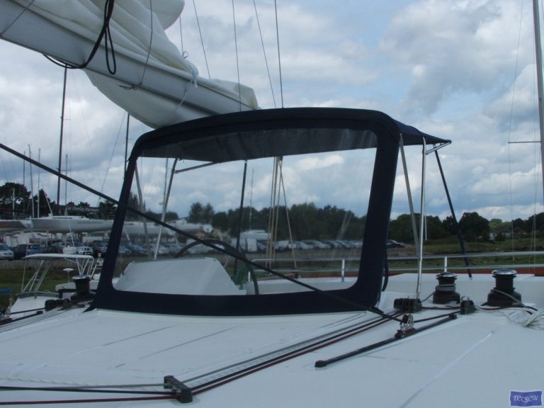 Lagoon 450 Flybridge Bimini and zipped front screen_2
