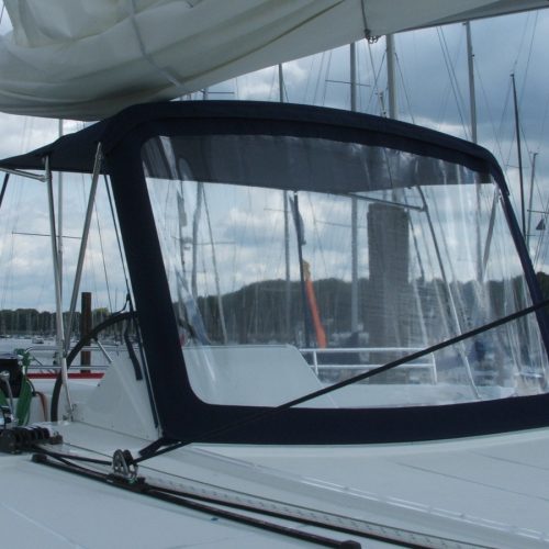 Lagoon 450 Flybridge Bimini and zipped front screen - Tecsew
