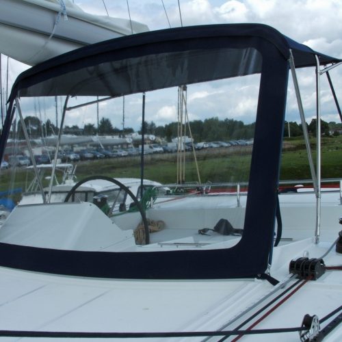 Lagoon 450 Flybridge Bimini and zipped front screen - Tecsew