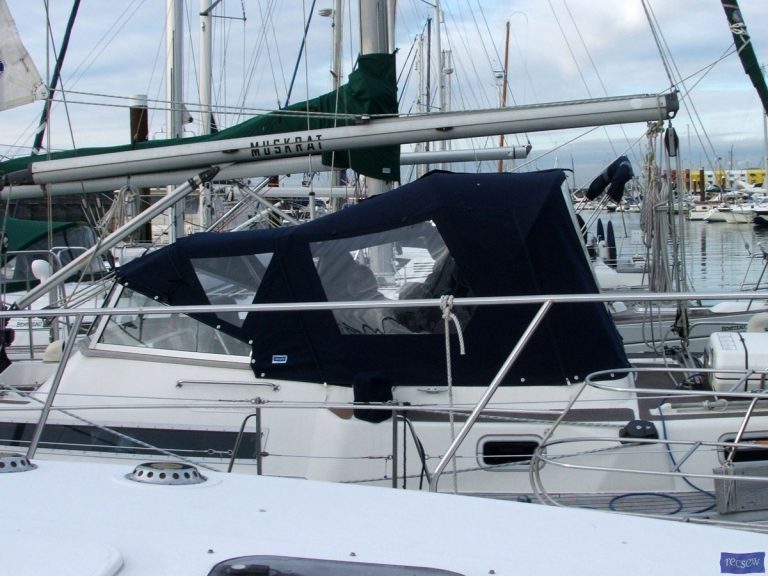 Oyster 406 with fixed windscreen Cockpit Enclosure, Muskrat_2