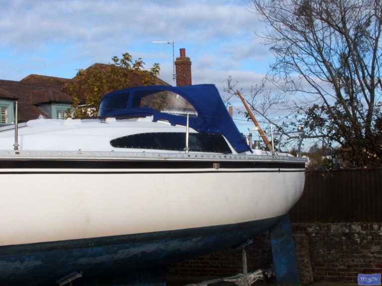 Gibsea 7.7 Sprayhood with optional Grab Bar