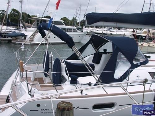 Jeanneau Sun Odyssey 39i Sprayhood with optional wing extensions and side windows_6