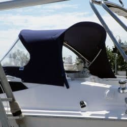 Legend 33 2014 model, Sprayhood_3