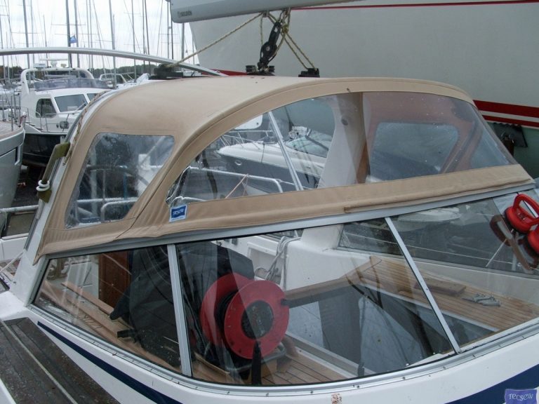 Malo 46 Sprayhood recover_3