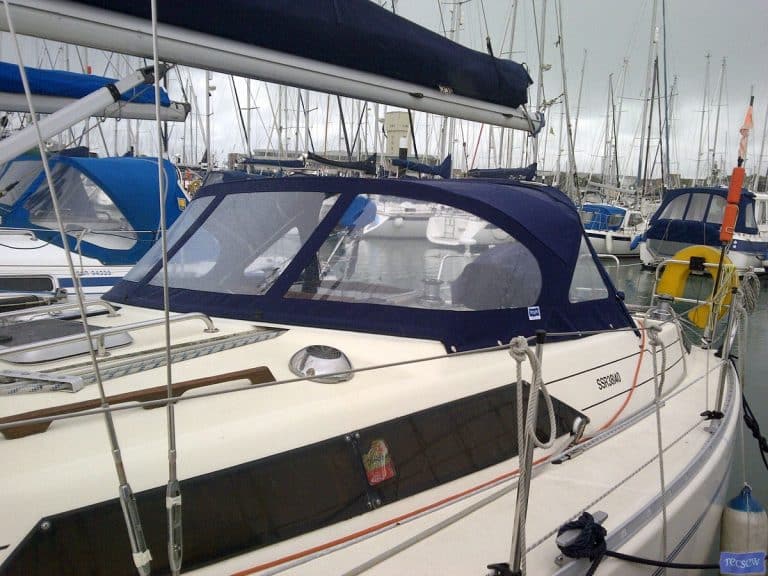 Maxi 33, 3 bar Sprayhood with zipped front window_1