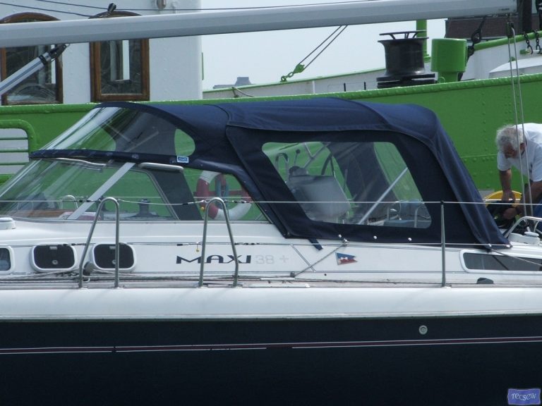 Maxi 38 Sprayhood recover for factory fitted original_1