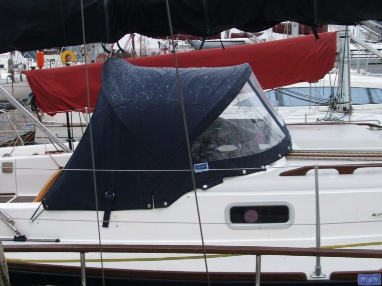 Mystery 35 Sprayhood_1