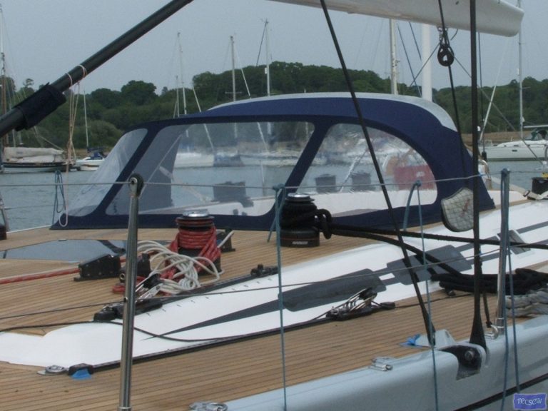 Swan 70 forward Sprayhood recover_3