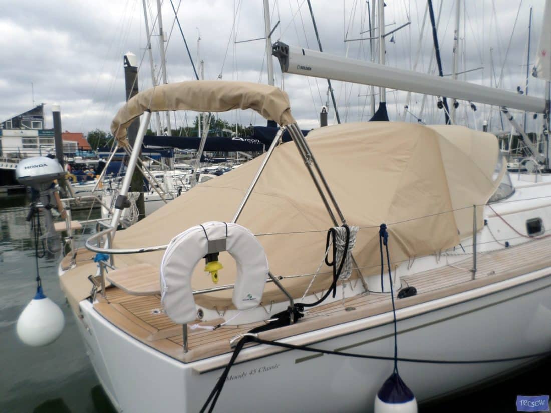 Moody 45AC Tonneau zip attached to factory fit 3 bar Sprayhood_1