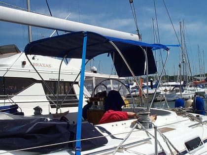 Moody 44 Bimini, type 1