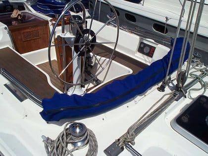 Moody 44 Bimini, type 1