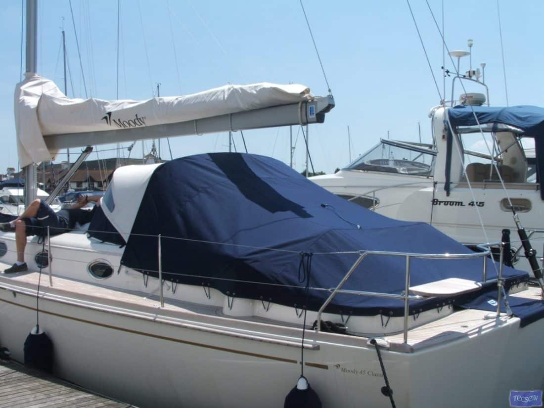 moody 45 classic sprayhood tonneau fitted to factory sprayhood 2