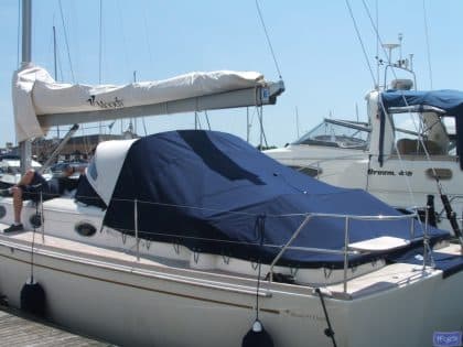 moody 45 classic sprayhood tonneau fitted to factory sprayhood 2