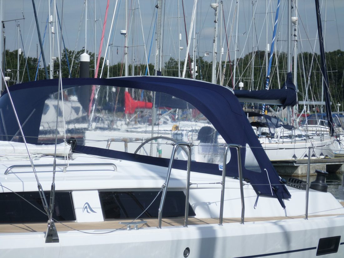 Hanse 385 Sprayhood with extended Roll Back Wings