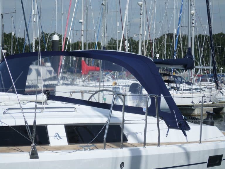 Hanse 385 Sprayhood with extended Roll Back Wings