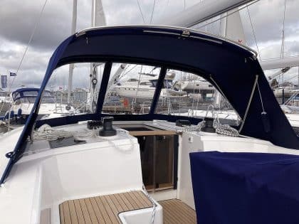 Bavaria C42 Sprayhood