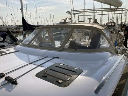 Discovery 58 Custom Sprayhood with zip removable front screen and wings