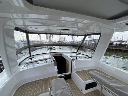 Hanse 460 HT Front Screen Infill