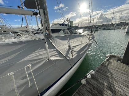 Malo 41 deck covers in Sunbrella Plus fabric, protecting teak decks and zipping to the cockpit enclosure