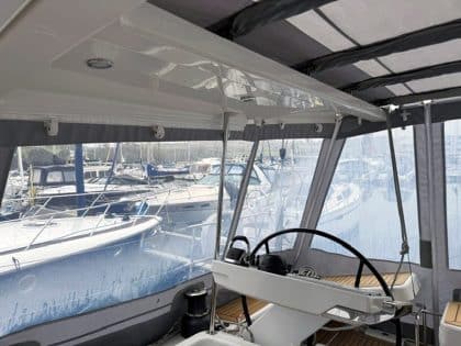 Hanse 588 HT cockpit enclosure integrated with the hard top and sunroof, providing full coverage aft of the support struts.