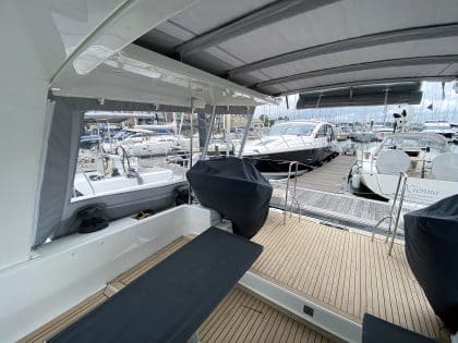 Hanse 588 HT cockpit enclosure integrated with the hard top and sunroof, providing full coverage aft of the support struts.