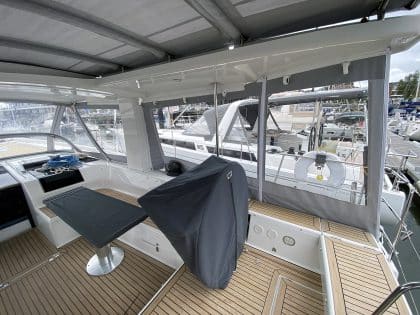 Hanse 588 HT cockpit enclosure integrated with the hard top and sunroof, providing full coverage aft of the support struts.